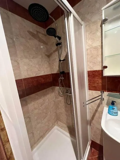 Modern, Self Contained, Studio Sunny Beach Apartment